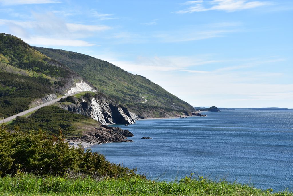 Kanada - widok na drogę wzdłuż oceanu na Cape Breton.